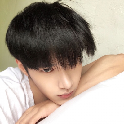 王玉雯透纱紧身裙